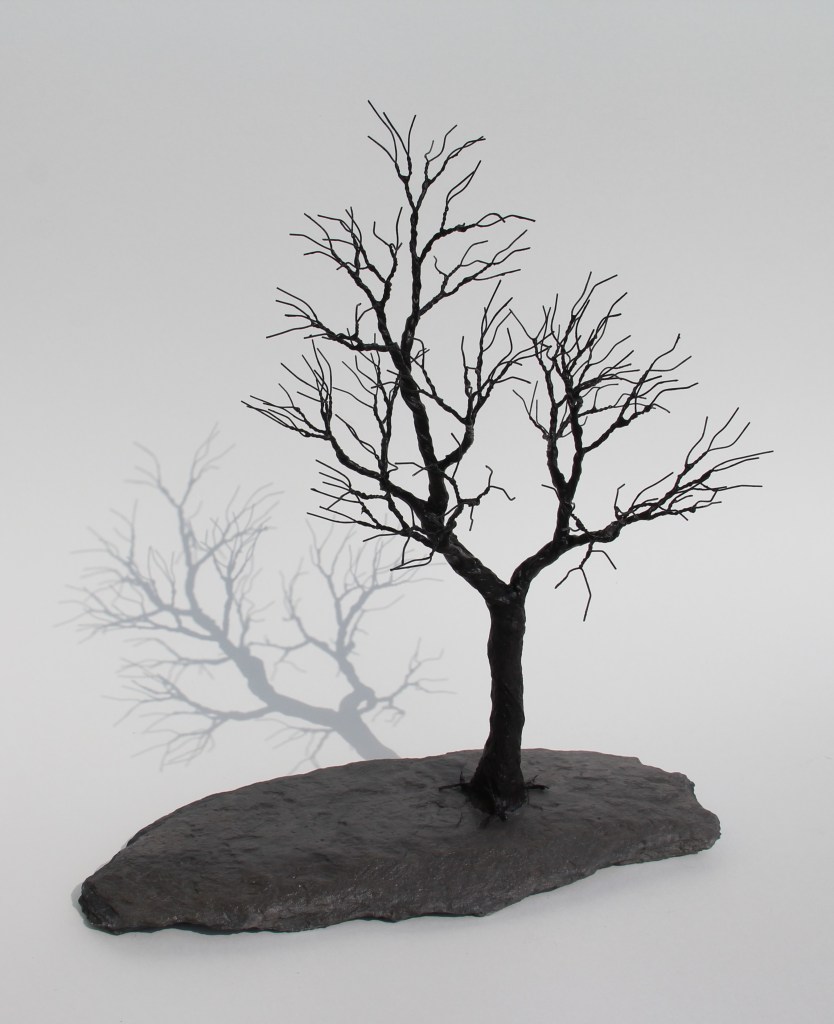 Ein Drahtbaum vor weissem Hintergrund